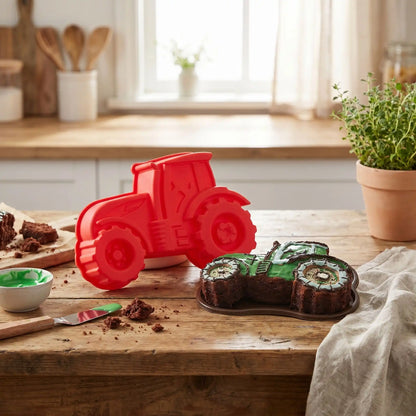 moule en silicone pour gateau tracteur sur table bois avec gateau chocolat forme tracteur demoule