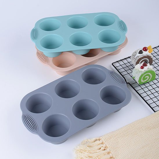 Moule gateau silicone 6 trous couleur gris et bleu sur plan de travail