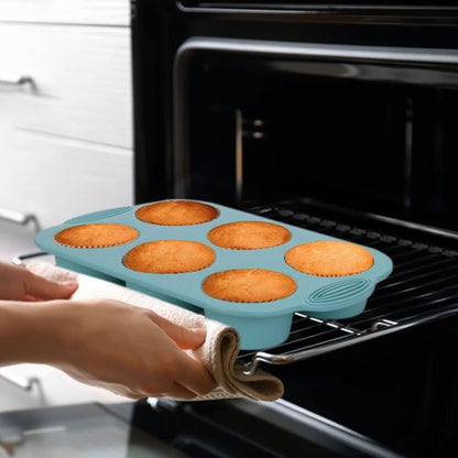 Moule gateau silicone bleu tenu par une femme a la sortie du four