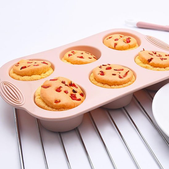 Moule gateau silicone rose 6 trous sortie du four sur une grille