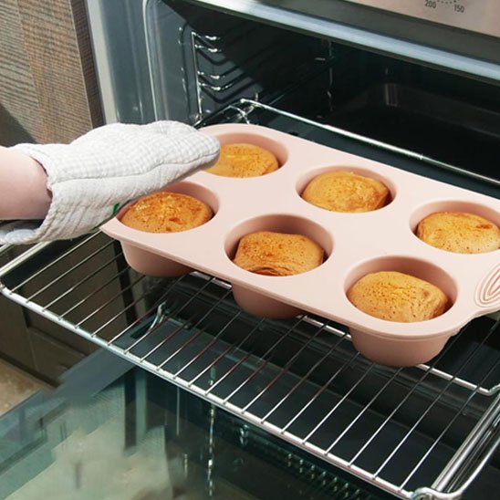 Moule gateau siliconerose sur grille pour aller au four