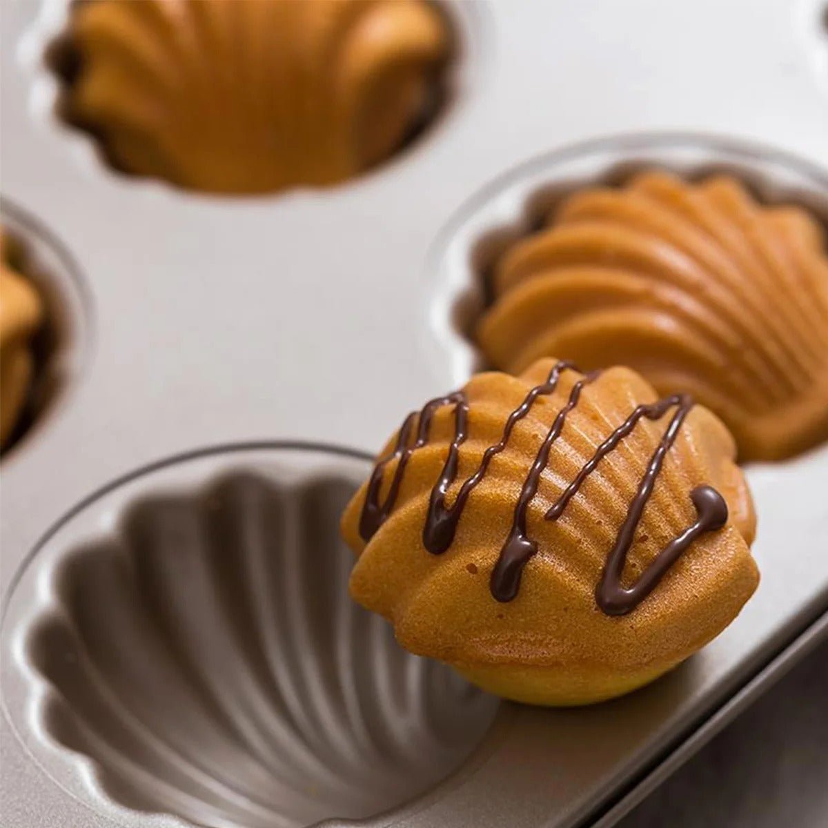 moule madeleine gros plan sur empreinte une madeleine cuite