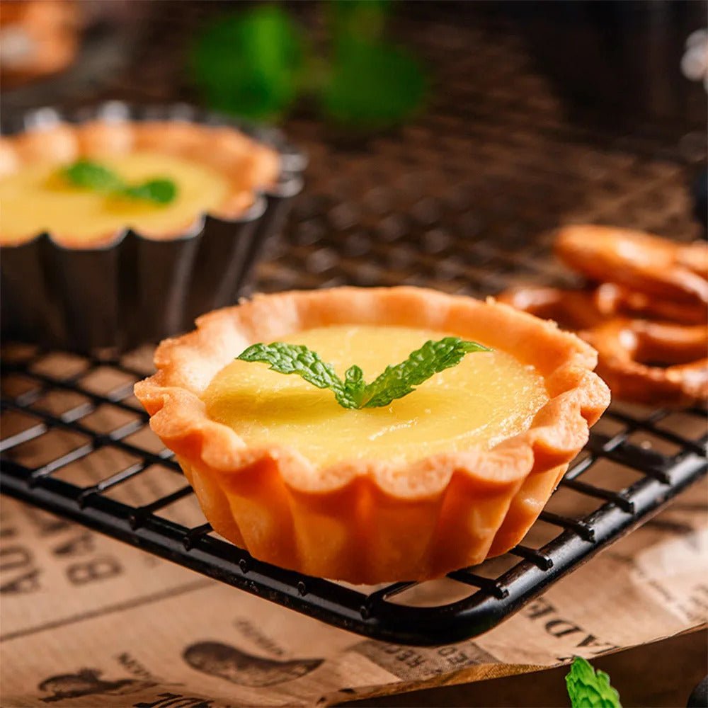 moule pour tartelette sortie du four sur une grille