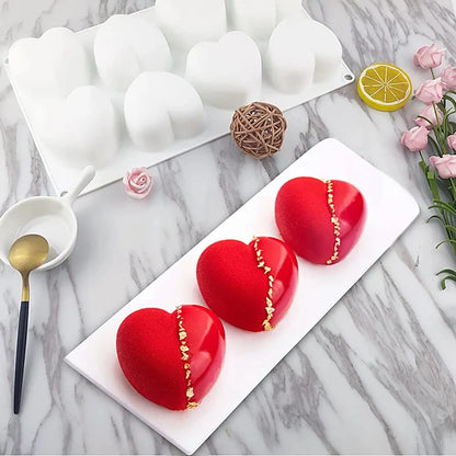 moule silicone coeur 3D blanc avec 3 gateaux glacage rouge sur plat