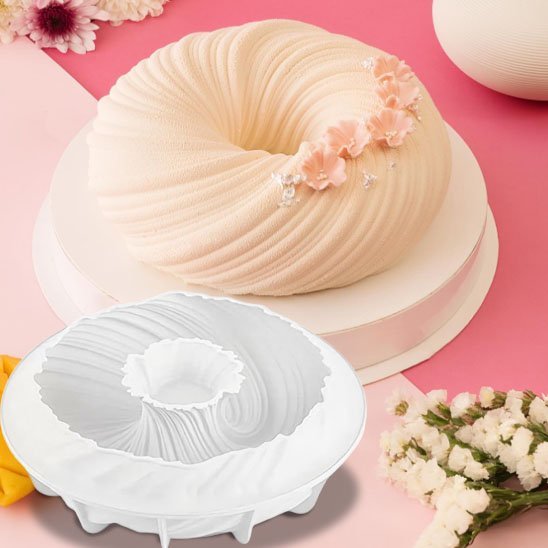 Moule silicone gateau démoulé sur un plat