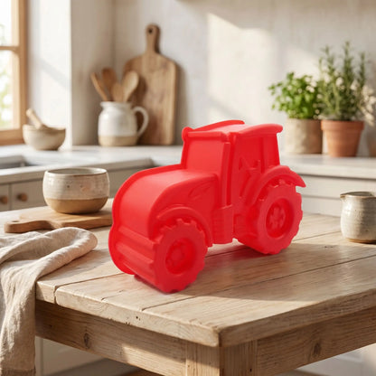 moule silicone pour gateau forme tracteur gros plan sur table bois