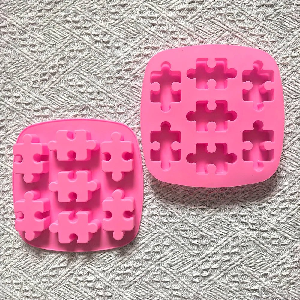 moule silicone puzzle coté dessus et dessous sur nape blanche