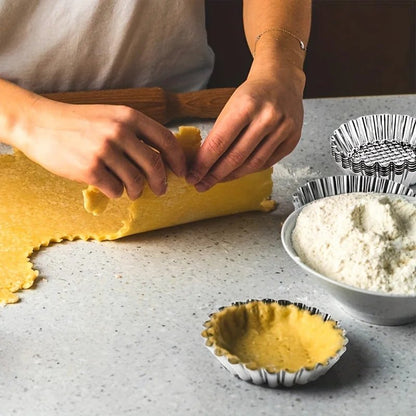 moule tartelette pate tarte dedans et pate sur plan travail