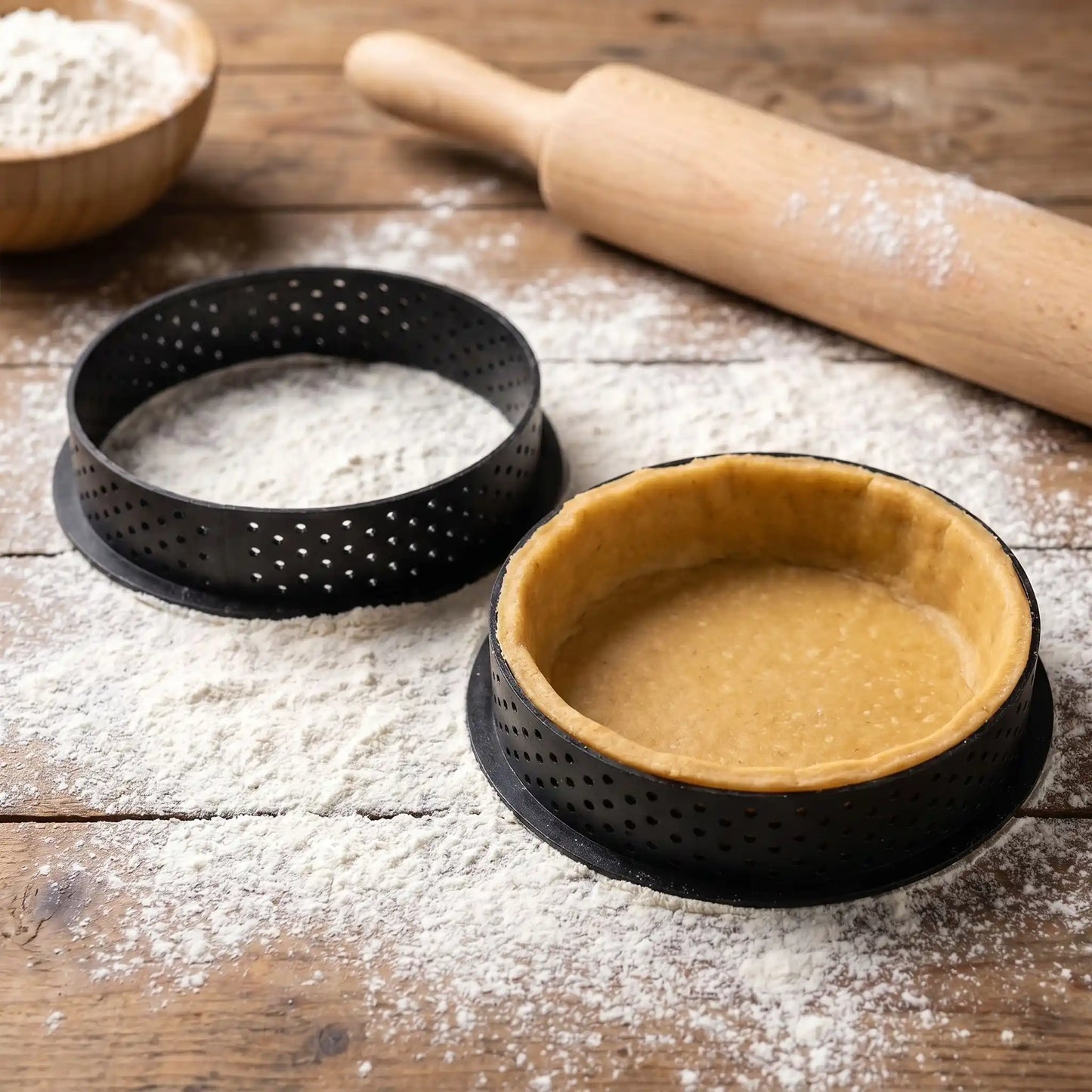 moule tartelette sans fond sur table avec de la farine