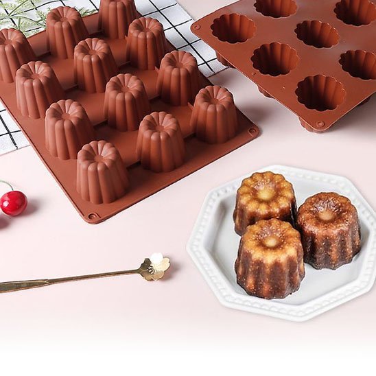 Moules en silicone​ 3 cannelé sur une assiette