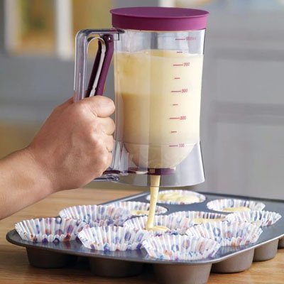 on verse de  la pate avec un entonnoir a piston