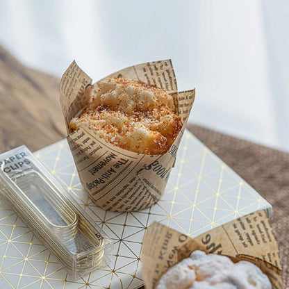 papier cuisson avec muffin cuit sur plateau