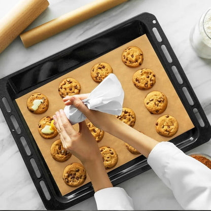 papier cuisson sur plaque avec cookies