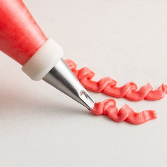 pate qui sort de la douille patisserie