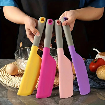 personne qui presente 4. spatules  silicone