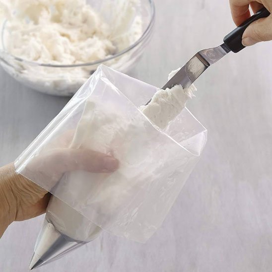 Poche à douille avec spatule qui depose de la pate