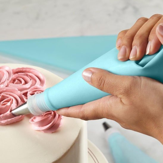 Poche à douille décor gateau avec pate rose