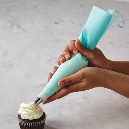 Poche à douille en train de décorer un cupcake