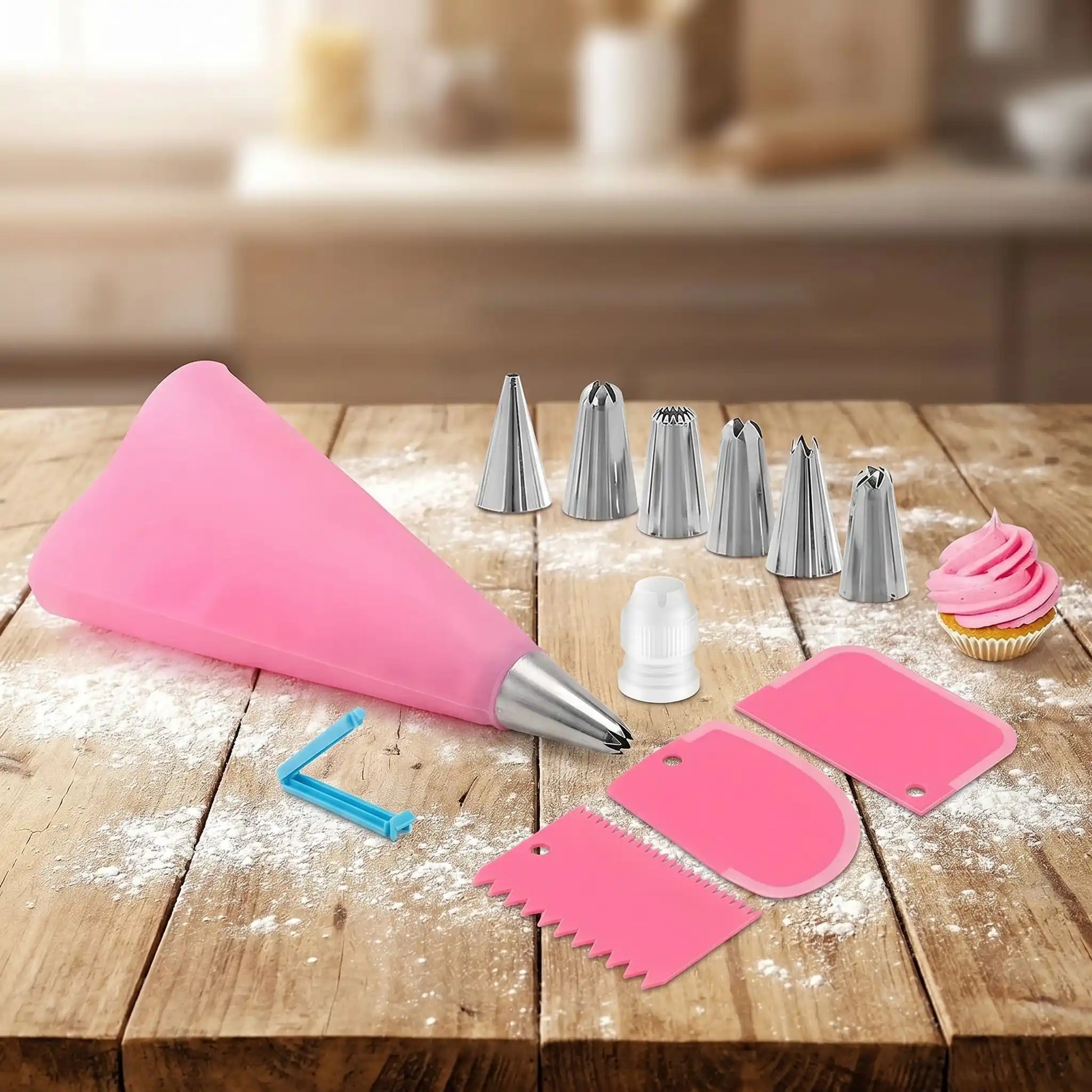 poche a douille et 6 embouts 3 spatules sur table bois farine