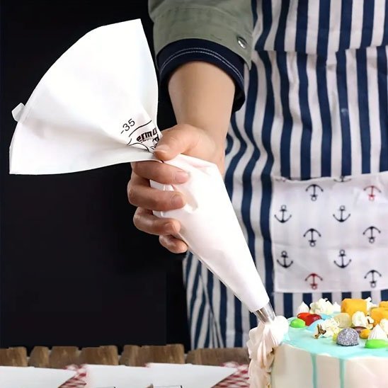 Poche à douille femme qui décors un gateau