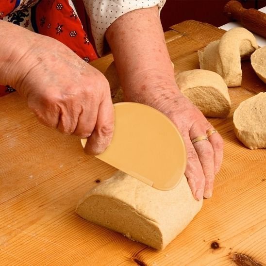 Spatule coupant des morceaux de pate