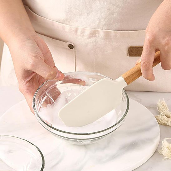 spatule en silicone qui melange des blancs neige