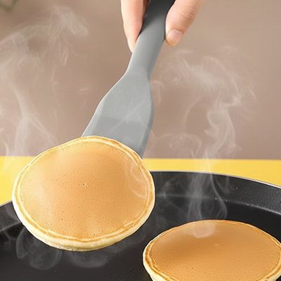 Spatule en silicone​ qui retourne des crepes