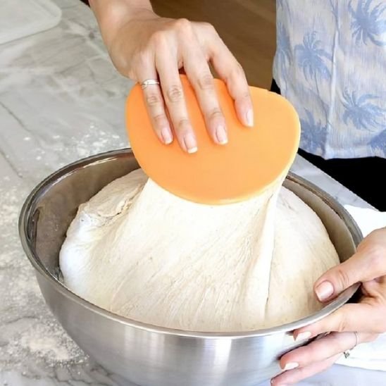 Spatule orange qui travail la pate