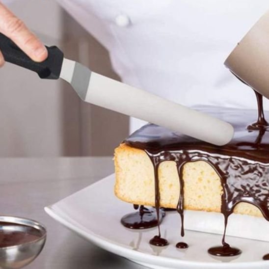 spatule premium qui lisse une ganache au chocolat
