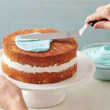 spatule premium qui lisse un gateau avec de la creme
