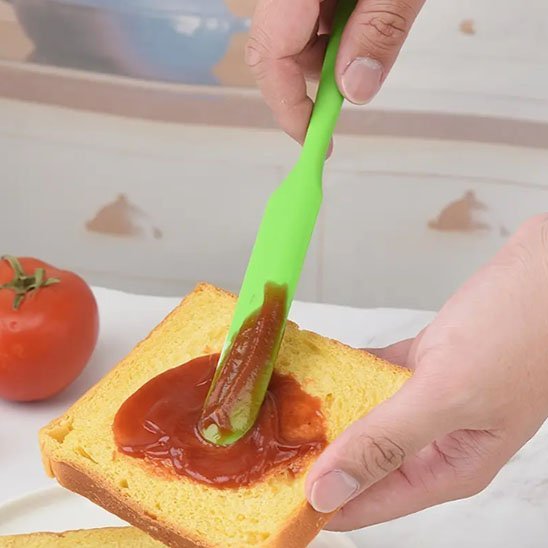 Spatule qui étale de la confiture sur pain de mie
