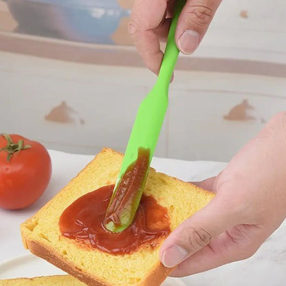 Spatule qui étale de la confiture sur pain de mie