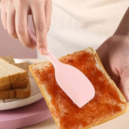 Spatule qui étale de la confiture sur pain