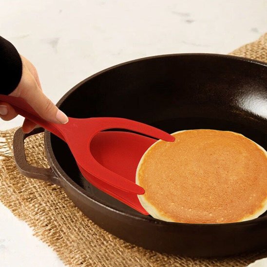 Spatule rouge qui retire le pancake de la poele