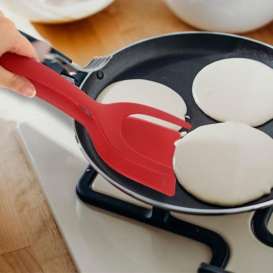 Spatule rouge qui retourne un pancake