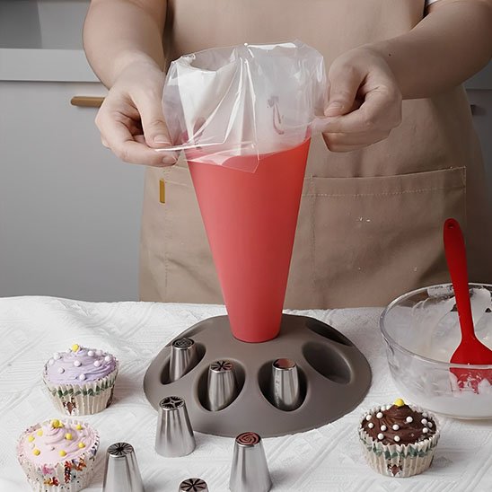 Support poche à douille avec petits gateaux devant