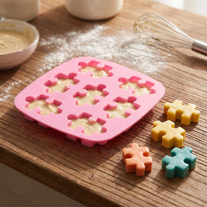 sur plan travail bois moule silicone  forme puzzle avec 4 pieces puzzle demoulées