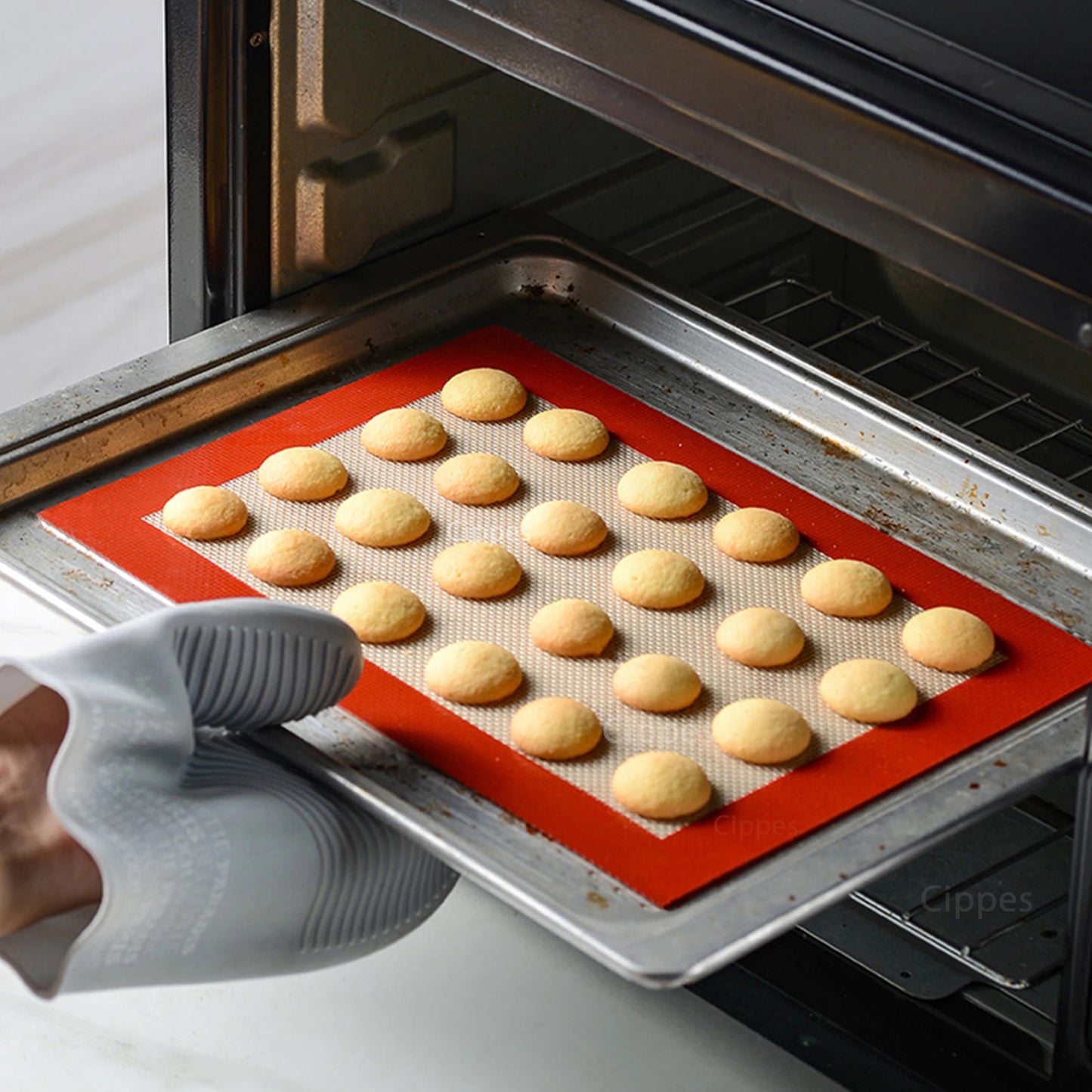 tapis de cuisson sur plaque sortie du four petits gateaux cuits
