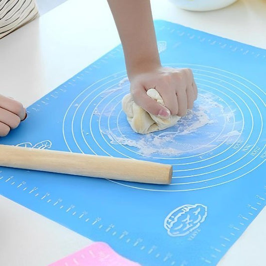 Tapis en silicone bleu avec pate en cours de pétrissage