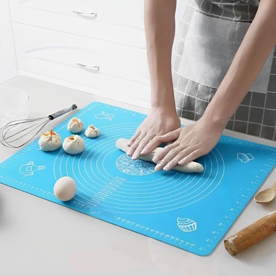 Tapis en silicone bleu une personne étale la pate entre les mains