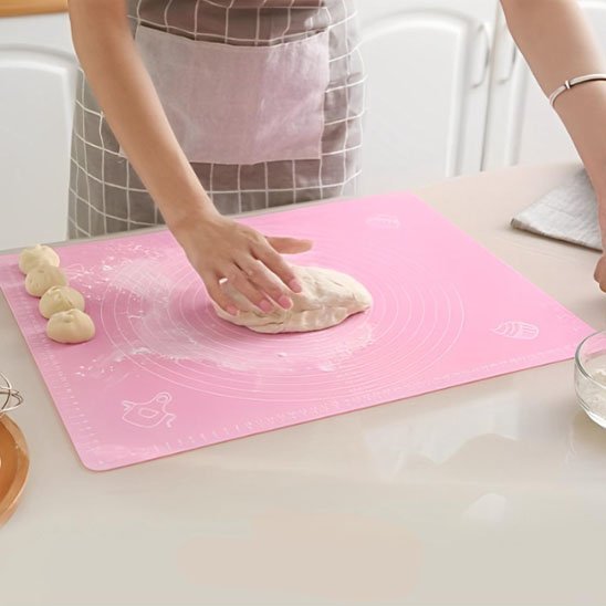 Tapis en silicone rose pate en train d'être étalée en rond