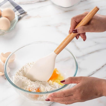 une femme melange avec une spatule en silicone